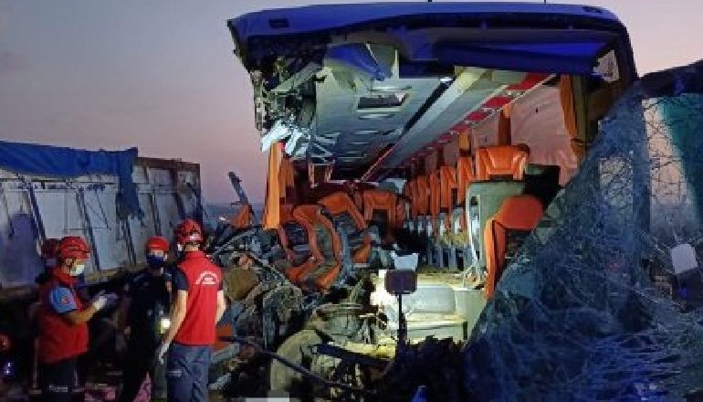 TRAGJIKE/ Autobusi përplaset me kamionin, 9 viktima dhe 30 të plagosur në Turqi