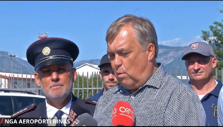 MBËRRIN NGA ÇEKIA HELIKOPTERI I PARË NË VEND I PREMTUAR NGA BE/ Ambasadori çek: Jemi këtu që t’u ndihmojmë