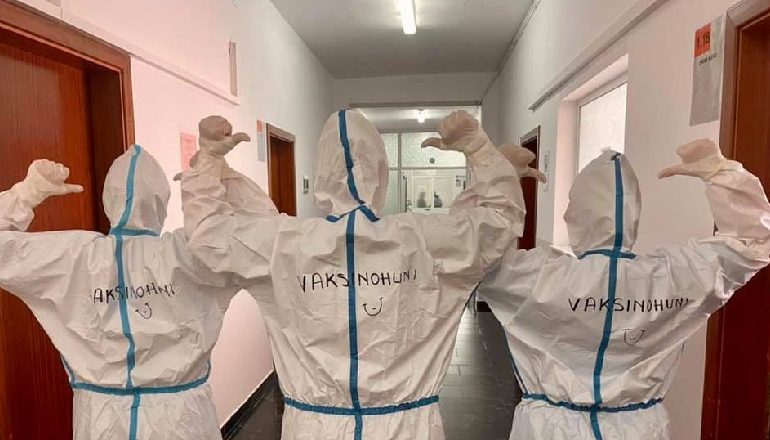 KORONAVIRUSI/ Apeli i stafit të Spitalit Infektiv: Vaksinat reduktojnë mundësinë e infektimit dhe shmangin…