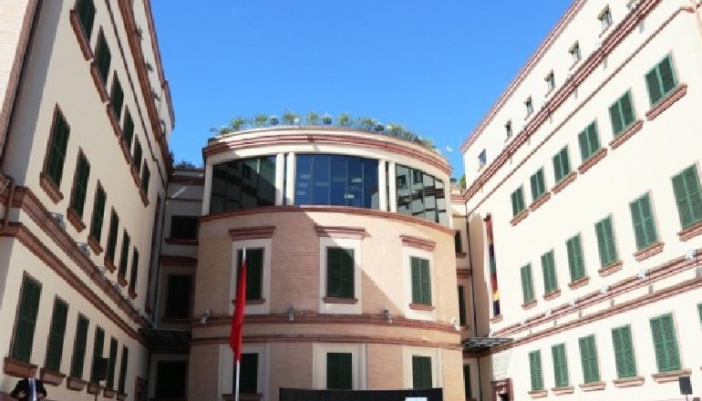 ZJARRET NË VEND/ Veliu, Vocaj dhe Agaçi takim me ministrin Çuçi