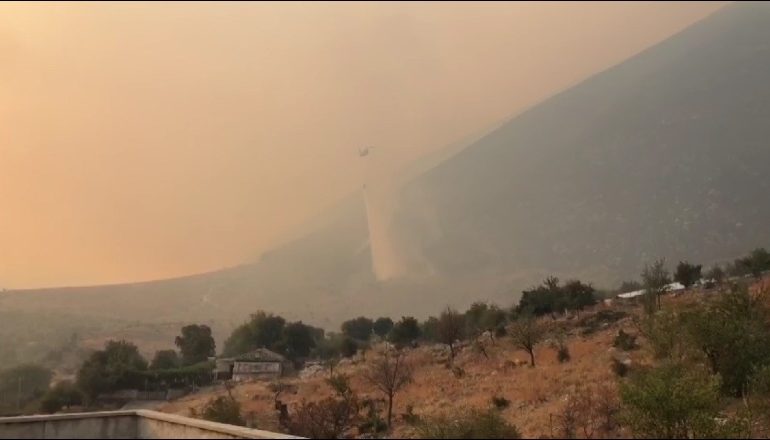PËRKEQËOHET SITUATA NË DUKAT/ Flakët përhapen gjatë natës duke RREZIKUAR banesat. Helikopteri holandez ndërhyn…