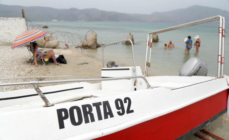 ZJARRET NË VLORË/ Turistët në Orikum, mes detit të pastër dhe flakëve të Karaburunit (VIDEO)