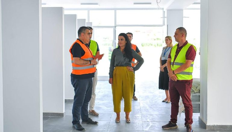 DREJT PËRFUNDIMIT GODINA E RE E “DRSHTRR” BERAT/ Balluku: Përmirëson shërbimin ndaj qytetarëve