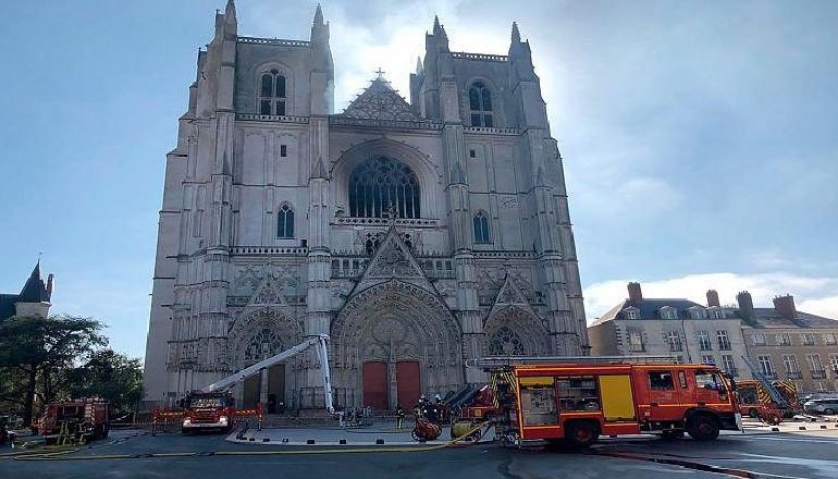 VRITET NJË PRIFT KATOLIK NË FRANCË/ I dyshuari për vrasjen, vitin e kaluar i kishte vënë flakën Katedrales së Nantes