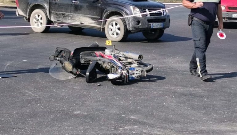 AKSIDENT NË TIRANË/ Drejtuesi i motorit përplas këmbësoren, plagoset 55-vjeçarja. Dërgohet në spital