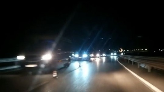 ZJARRET/ Radhë të gjata automjetesh deri në doganën e Morinës, dy anët e tunelit të Kalimashit mbulohet nga tymi
