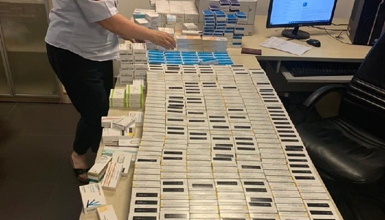 SEKUESTROHEN NË DURRËS MBI 1300 KUTI ILAÇESH/ Kontrabandë të fshehura në një kamion! Mes tyre edhe…