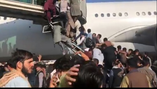 AFGANISTANI ZGJOHET NË “DUAR” TË TALEBANËVE/ Lufta ka mbaruar! Kaos në aeroportin e Kabulit…