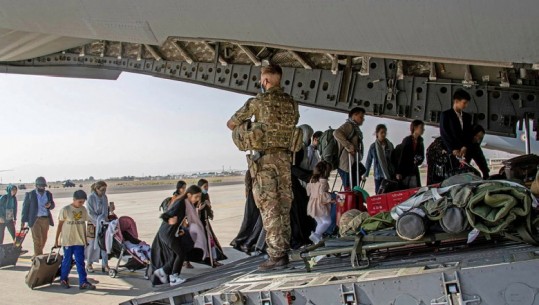 AFGANISTAN/ Talebanët bëjnë thirrje paqësore, por vendet perëndimore shtojnë evakuimet