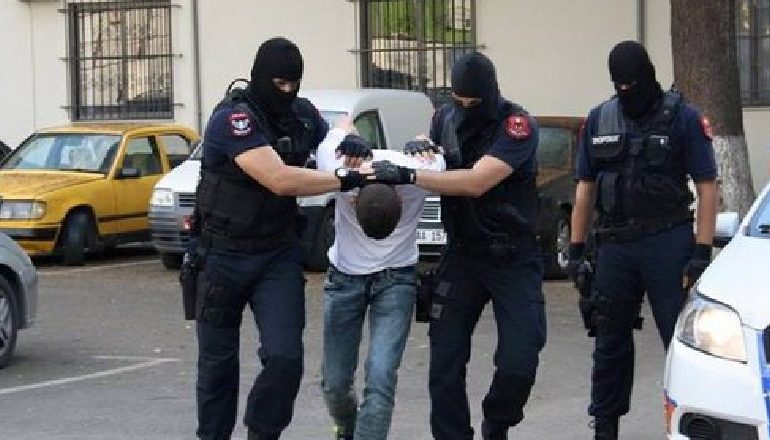 PO TRANSPORTONTE 5 EMIGRANTË TË PALIGJSHËM NË TIRANË/ Policia arreston 19-vjeçarin, në kërkim bashkëpunëtori