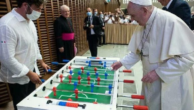 I NJOHUR SI TIFOZ/ Papa Francesku luan dhe merr për dhuratë një tryezë futbolli (FOTOT)