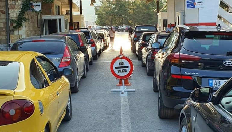 PËR TË DYTËN DITË/ Radhë kilometrike makinash në Kapshticë! Shkak për fluksin pala greke