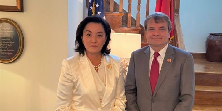 YURI KIM PRET KONGRESMENIN AMERIKAN/ Vizitojnë bazën ajrore të NATO-s në Kuçovë