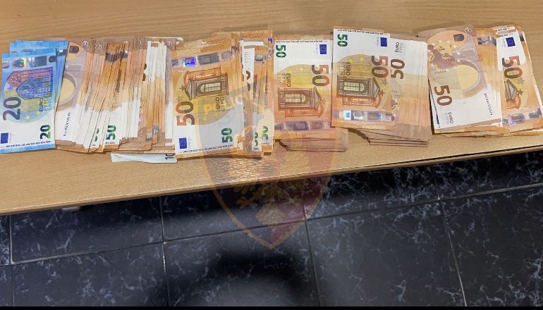 NDALOHET 35-VJEÇARI NË KAPSHTICË/ Kapet me rreth 25 mijë euro të padeklaruara në makinë