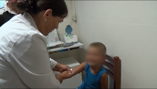 FLUKS NË URGJENCËN PEDIATRIKE NË LEZHË/ 50-60 fëmijë çdo ditë, Mjeku: Shkak virozat nga temperaturat e larta dhe…