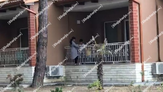LARG KRISMAVE TË ARMËVE DHE FRIKËS SË LUFTËS/ Fëmijët afganë gëzojnë lojën në ambientet e hoteleve në Durrës (VIDEO)