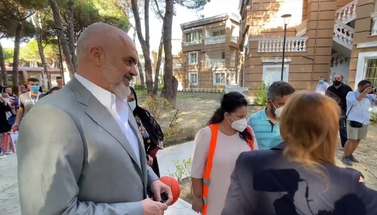 DURRËS/ Rama shkon në hotelet ku janë strehuar AFGANËT, u jep dhurata fëmijëve. Qytetarja: Faleminderit për bujarinë