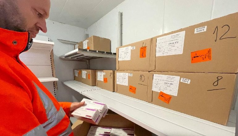 SITUATA NGA COVID-19/ Manastirliu: Mbërrijnë 30 mijë doza të vaksinës AstraZeneca, dhuratë nga Letonia