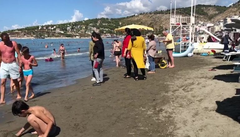 LARG LUFTËS/ Pas mbërritjes në Shëngjin, afganët dalin të shijojnë plazhin e Shëngjinit (VIDEO)