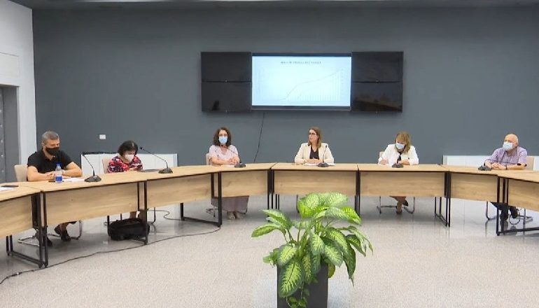 LIVE/ Rritja e rasteve dhe e shtrimeve në spitale, mblidhet Komiteti Teknik për masat anti-COVID