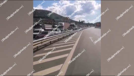 MASAT ANTI-COVID/ Fluks në Morinë, radhë të gjata automjetesh në pritje për të hyrë në Kosovë