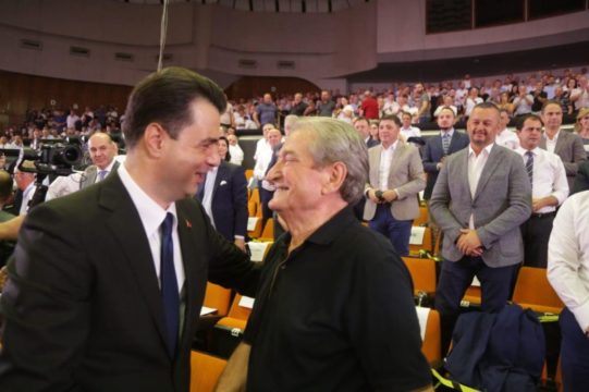 A DO TA “VRASË” BASHA “BABAIN” POLITIK? Analistë e gazetarë të ndarë për fatin e Berishës në PD pas kërkesës së SHBA