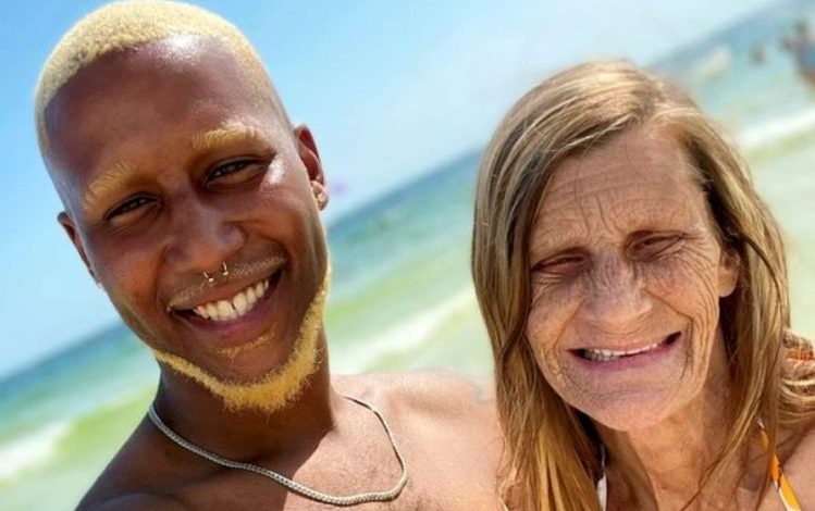 DASHURIA NUK NJEH MOSHË/ Gjyshja 61-vjeçare fejohet me të partnerin e saj 24 vjeç (FOTO)