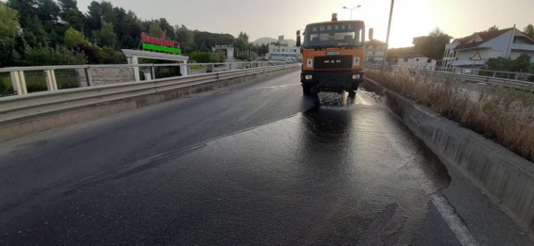 I NXEHTI AFRIKAN/ Mjetet e Bashkisë së Tiranës lajnë rrugët me ujë (FOTO)