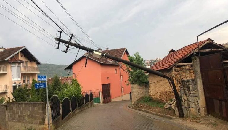 PAMJE DRAMATIKE NGA KOSOVA/ Shiu dhe era e fortë rrëzojnë shtyllat elektrike e pemë (FOTO)