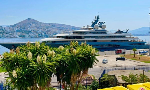 NAFTË PA AKCIZË/ Super miliarderi Jeff Bezos ankoron jahtin e tij në Sarandë
