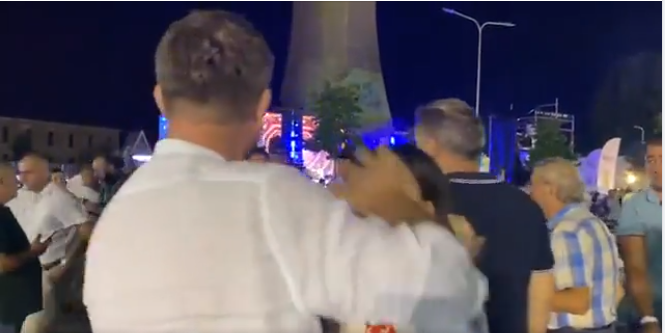 FESTA E BIRRËS/ Kamikazët e Albin Kurtit sulmojnë njerëzit me gaz lotësjellës në Korçë, mes tyre fëmijë