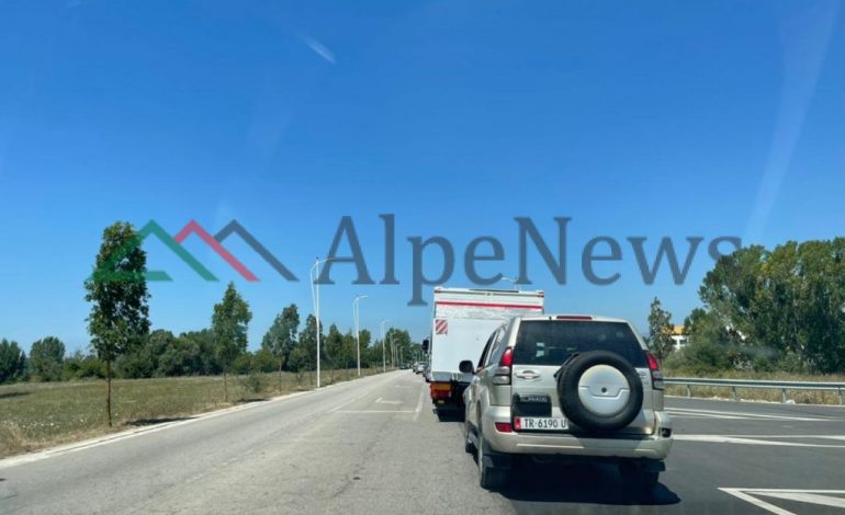 PAMJET EKSKLUZIVE/ Trafik i rënduar në aksin rrugor të Rinasit. DYSHOHET për aksident