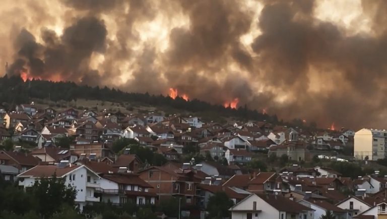 E RËNDË/ Zjarret masive përfshijnë Maqedoninë e Veriut, flakët nga pylli rrezikojnë qytetin (FOTO)