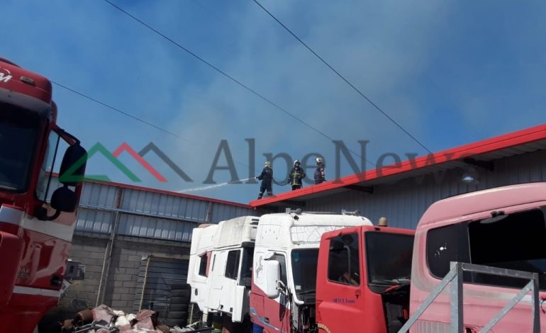 PAMJET E FUNDIT/ Vatër ZJARRI në autostradën Tiranë-Durrës, flakët po i afrohen…