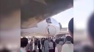 VIDEO E FRIKSHME/ I riu ngjitet në avion edhe pse ai ishte gati për t’u nisur