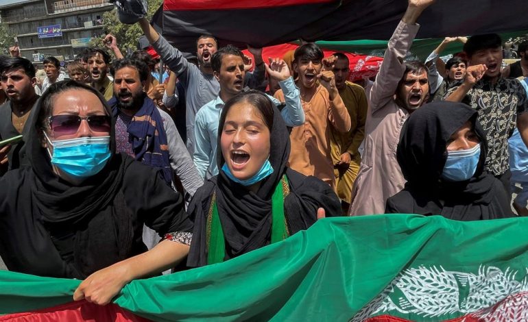 PAMJE QË JAPIN SHPRESË! Gratë në Afganistan udhëheqin protestën kundër talebanëve