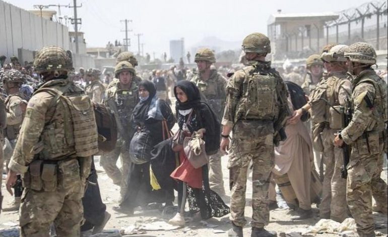 KAOSI NË AFGANISTAN/ Shkëmbim zjarri në aeroportin e Kabulit, vritet një roje afgane e sigurisë dhe plagosen 3