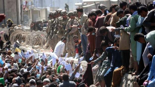 SULMI TERRORIST NË KABUL/ Pentagoni: Do vazhdojmë me misioni e evakuimit, presim që…