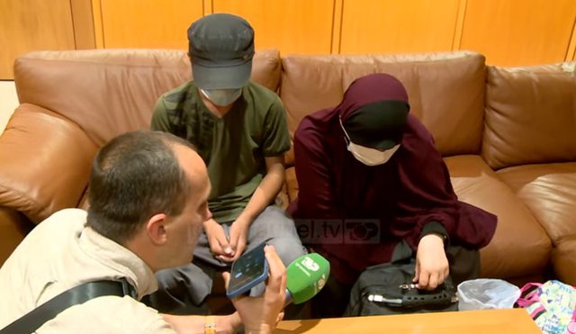 “JEMI DUKE ARDHUR”/ Dëshmitë e dy grave shqiptare pas kthimit nga Siria, momenti prekës, motra flet me vëllanë