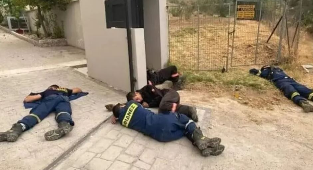 PO BËHET VIRALE/ Të shtrirë e të rraskapitur pas orëve të gjata lufte me flakët, ja gjendja e zjarrfikësve në Greqi (FOTO)