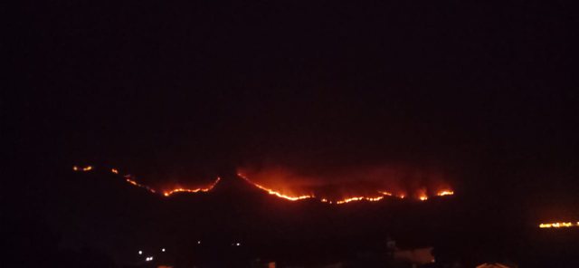 ZJARRET NË VLORË/ Flakë të frikshme në Gorrisht, situata ende kritike (VIDEO)