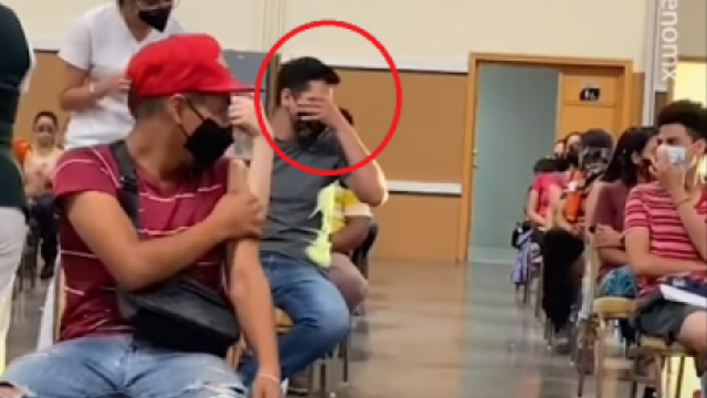 DO QESHNI ME LOT/ Burri pret në radhë për të marrë vaksinën anti-covid, nis të bërtasë ende pa u vaksinuar