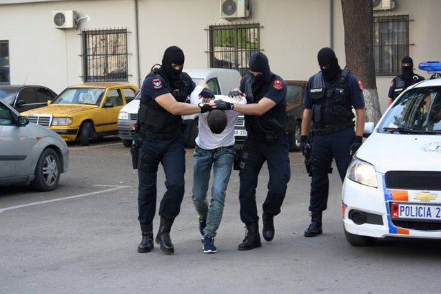 FESTË PAS ORARIT TË LEJUAR/ Policia gjobit lokalin në Shijak, 4 në pranga…