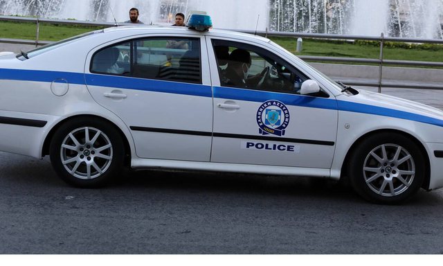 NUK NDALEN VRASJET NË GREQI/ 51-vjeçari qëllon 8 herë gruan brenda tavernës për tradhti