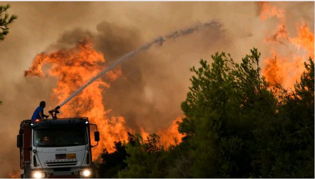 ZJARRE TË FRIKSHME NË GREQI/ 154 vatra aktive, 2 viktima, një prej tyre zjarrfikës dhe biznesmeni i njohur