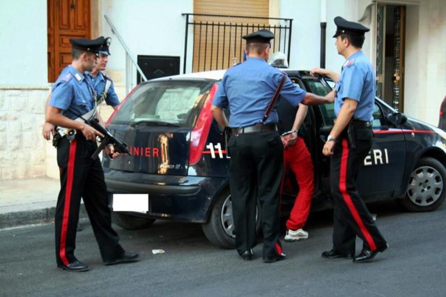 I PANË SHTREMBËR DHE BËNË…/ Policia shtrin dy shqiptarët në tokë dhe u gjen…