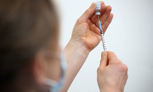 PARALAJMËRIMI: Vaksinat përforcuese në vendet e pasura do të shkaktojnë më shumë vdekje…