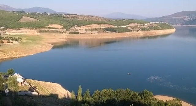I NXEHTI PËRVËLUES/ Temperaturat e larta thajnë Liqenin e Fierzës