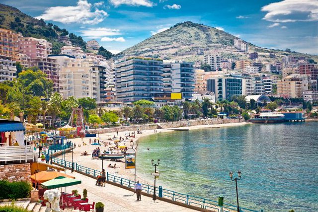 KRYESOJNË KOSOVARËT, SERBËT E MAQEDONASIT/ Si ballkanasit shpëtuan turizmin në Shqipëri