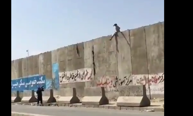 PAMJE TË RËNDA/ Luftëtari taleban qëllon pa mëshirë mbi qytetarin (VIDEO)